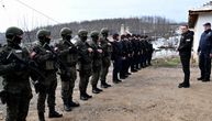 Vulin Božić provodi sa policijskim službenicima u Kopnenoj zoni bezbednosti i Policijskim odeljenjem Merdare