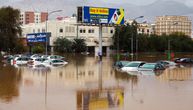 Bujica nosi vozilo, ljudi u neverici gledaju: Neverovatan snimak iz Omana koji se bori sa poplavama