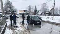Teška nesreća u Čačku: Sudarila se dva auta, jedan smrskan, drugi se okrenuo za 180 stepeni