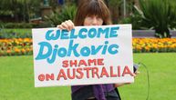 "Sram te bilo, Australijo": Novakovi navijači ponovo prave ludnicu ispred hotela u Melburnu