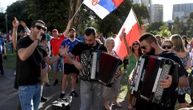 (LIVESTREAM) Srbi okupirali Melburn: Veselje i kolo ispred hotela u kojem je zatočen Novak