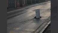 Bizaran prizor u Nišu: Bojler poboden nasred ulice, upozorava vozače na rupu