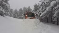 Sneg u zapadnoj Srbiji pada više od 36 sati: Preko Borove Glave i Kadinjače bez saobraćaja za šlepere