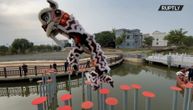 Opasni ples kineskih akrobata: Oni neustrašivo skaču po stubovima iznad vode