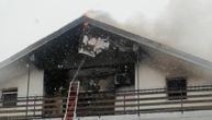 Izgoreo krov kuće u Kotežu: Dok je porodica ručala, zapalila se rasveta na jelki