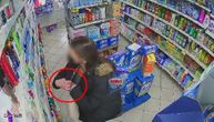Kamera snimila kradljivicu u Borči: U nedra samo klize najskuplji proizvodi, a pogled šara levo-desno