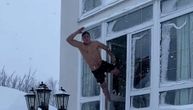 Hrabrost ili samo ludost: Momak skoro potpuno nag skače u snežne namete