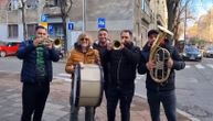 Kakvo ludilo! Žika Todorović zasvirao "Đurđevdan" sa trubačima nasred ulice