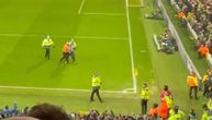 Navijač Evertona utrčao na teren, krenuo da bije Rafu Beniteza?!