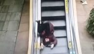 Jeziv prizor starije žene koja pada na pokretnim stepenicama: Agonija traje minutima, tek onda doleću u pomoć