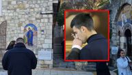 Nole posle liturgije otišao u crkvenu prodavnicu, kupio sveće i upalio ih za zdravlje svoje porodice