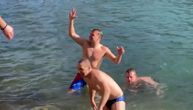 Draško Stanivuković skočio u hladnu vodu i prvi put zaplivao za Časni krst