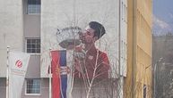 Novi simbol grada: Novakov mural osvanuo na zgradi u Kosovskoj Mitrovici!