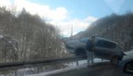 Lekcija za sve vozače s letnjim gumama: Nije očekivao sneg, pa se nasukao na kolobran kod Nove Varoši