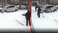 "Sankanje" vozilima na snegu u Kaluđerici: Tojotom proklizao niz strmu ulicu, na njega naletelo drugo vozilo