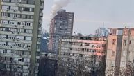 Požar na Novom Beogradu: Crni dim i plamen kuljaju kroz prozor zgrade na 16. spratu