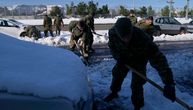 Vojska pomaže u uklanjanju vozila zaglavljenih u snegu kod Atine