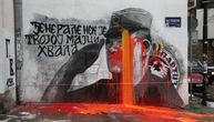 Crvena farba sliva se sa murala Ratku Mladiću, pešaci obilaze nered