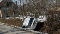 Pijani vozač napravio "karambol" u Kragujevcu: Pokosio saobraćajni znak i završio prevrnut u kanalu