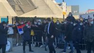 Ludnica u Torinu: Vlahović stigao na preglede, navijači ga dočekali kao kralja uz zastavu Srbije