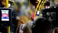 Snimak cele frke u busu 25: Mladić slučajno gurnuo drugog putnika, ovaj ga pretukao, svi putnici gledali u pod