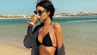 Anastasija "žari" na plaži u crnom minijaturnom bikiniju: Pertla istakla struk, pa se spustila niz kuk