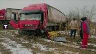 Jezivi snimci sa mesta nesreće kod Kruševca: Dvoje stradalih, "suzuki" smrskan, kamion kraj puta