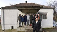 Samohrana majka devetoro dece u Surčinu živi kao podstanar: Posetio je Goran Vesić i obećao da će dobiti dom