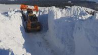 Putari se kroz snežne tunele na Goliji probijali čitavu noć: Vozači oprez, možete ostati zavejani za minut