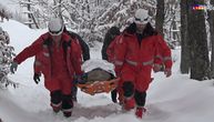 Nepokretnog čoveka u Ivanjici zavejao sneg: Ekipa spasilaca ga nosila do vozila Hitne pomoći