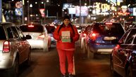 Jasmina je zbog brata na ulici: Dok prolaze vozila, drži kutiju sa njegovom slikom. "On je najbolji na svetu"