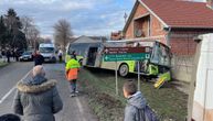 Detalji saobraćajke kod Pančeva: Autobus udario u kombi, pa se "zakucao" u kuću, desetak ljudi povređeno