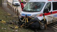 Snimci i slike nesreće na Voždovcu: Vozilo Hitne pomoći izletelo s puta i udarilo u ogradu kod osnovne škole