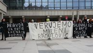 Mika Aleksić stigao u sud, sačekali ga veliki transparenti ispred zgrade: "Verujemo Mileni Radulović"