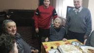 Baka Leposava iz Orlovata prkosi vremenu i godinama: Obeležila 100. rođendan sa praunukom i decom