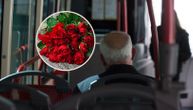 Prizor iz gradskog prevoza koji topi srca: Dekica sedi sa buketom ruža, mnogi debatuju gde se uputio
