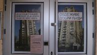 "Ovde žive dobri ljudi": Neobičan natpis na ulazu novobeogradske zgrade, za sve je "kriv" jedan Velja