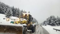 Blokirani putevi ka Goliji, smetovi visoki i po 3 metra: Jak vetar napravio snežnu zavesu