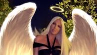 Karleušino nevino izdanje sa tračicama preko tela: Mali pokret pretvara "anđela" u pakleno iskušenje