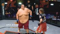 Održana najbizarnija MMA borba: Pogledajte šta se desi kada se grdosija od 240 kg bori sa ženom