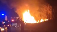 Teška saobraćajna nesreća kod Pančeva: Automobil u plamenu posle sudara sa traktorom