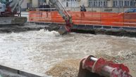 Snimak "potopa" na Novom Beogradu: Voda kulja na sve strane, ljudi navlače kese na noge da dođu do vozila