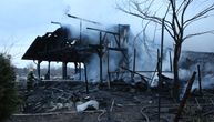 Dramatični snimci restorana posle požara na Adi: Objekat potpuno uništen, ostala konstrukcija, dimi se i dalje