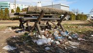 Sraman prizor na Novom Beogradu, klupica zatrpana smećem: Svako ko sedne, samo sruči svoj otpad na zemlju