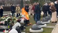 Zapalili se venci na grobu Šabana Šaulića: Buknuo plamen od sveća