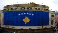 Zastava tzv. Kosova na zgradi Opštine Tirana povodom 14 godina od samoproglašene Deklaracije o nezavisnosti