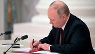 Trenutak koji će ući u istoriju: Ovako je Putin potpisao ukaz o priznanju nezavisnosti