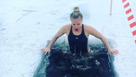 Već 10 godina dva puta dnevno skače u ledenu vodu: Zbog neobičnog hobija postala internet zvezda