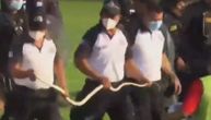 Mučne scene u Gvatemali: Zmija napravila haos na fudbalskoj utakmici, jurili je štapom, intervenisala policija