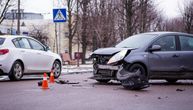 Muškarac i žena sudarili se u Sremčici, auto udario u ogradu Ustanove za decu i mlade